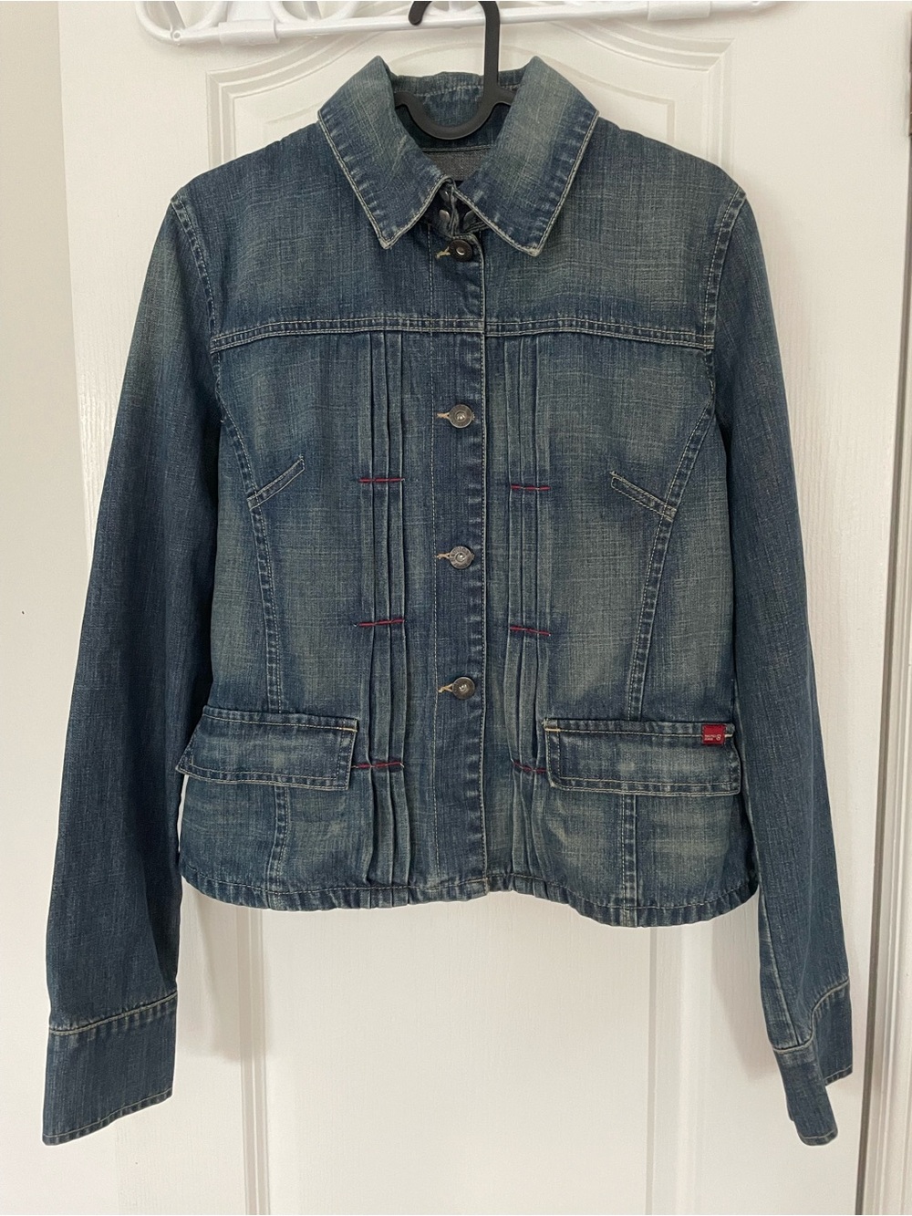 Nautica women’s blue button up denim jean jacket, has a collar, gently worn